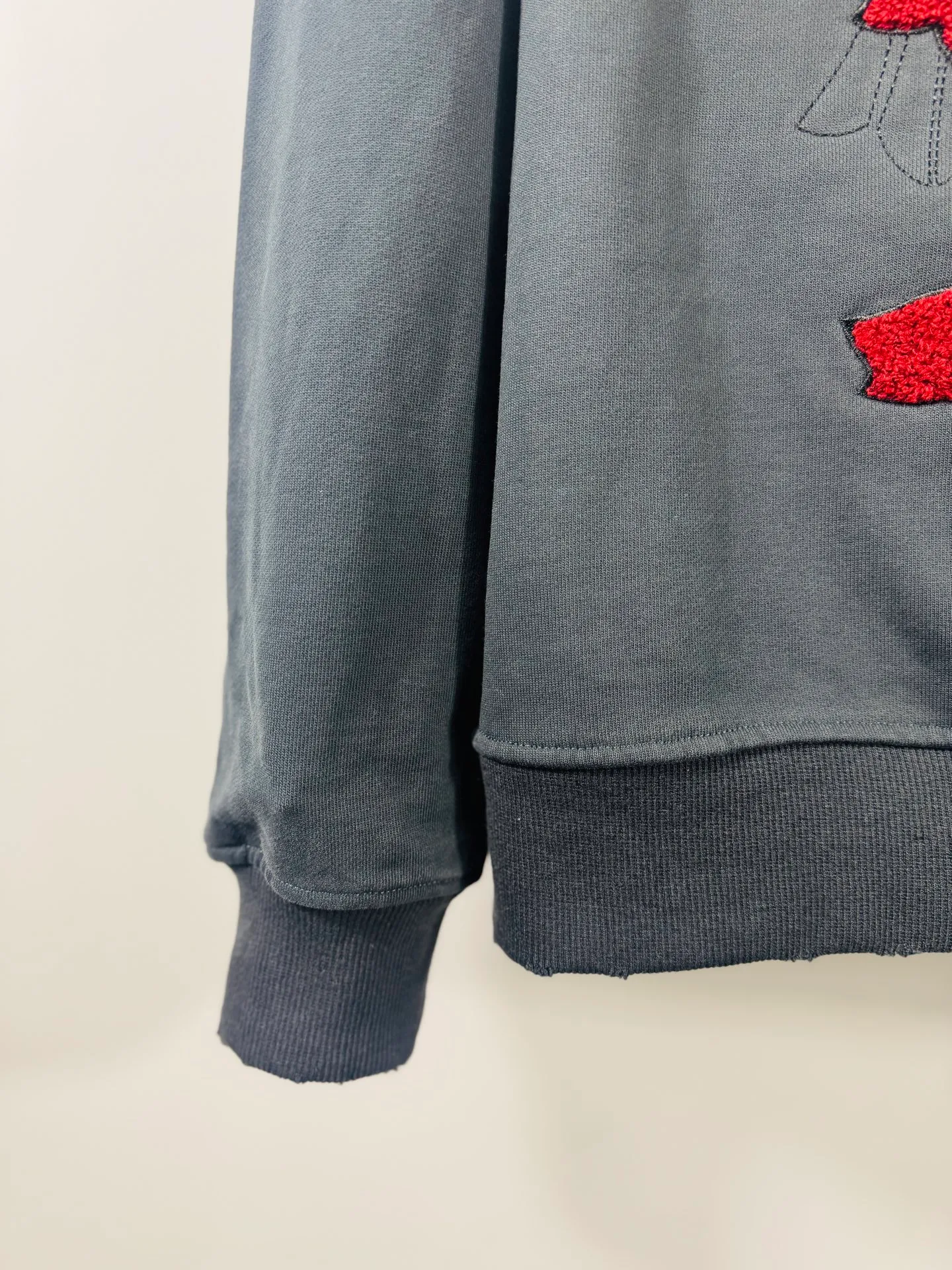 P380 top version, real shot without P, ​​different from market currency) 𝗖𝗵𝗿𝗼𝗺𝗲 𝗛𝗲𝗮𝗿𝘁𝘀/Cro Heart 2025 washed and burned flower patch embroidered autumn and winter new original single counter American patchwork 3D three-dimensional couple casual hooded cardigan sweatshirt 👑The highest version! Customized fabric 550g tripe terry fabric! American acid-washed and distressed original fabric, laser burning + leather embroidery, exquisite embroidery of letters! The best-selling model in the counter, very comfortable to wear. Accessories: original molded and authenticated collar label➕100% silk wash label. Genuine purchase-grade original hangtag➕matching hanging rope➕3D hanging beads➕original packaging bag. Craftsmanship: The original version has consistent wiring! The highest version of the armhole matching technique! Color: Gray Size: S M L XL Style No.: 6107